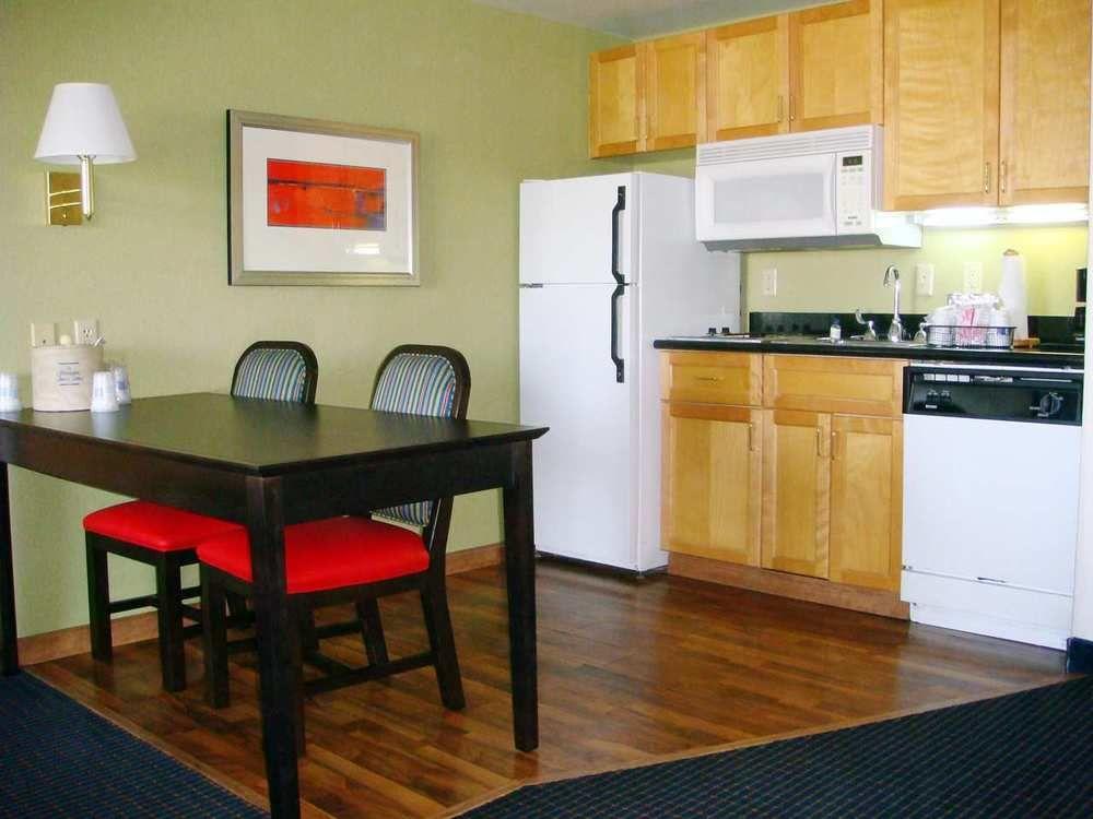 Hampton Inn & Suites Anaheim Гардън Гроув Стая снимка