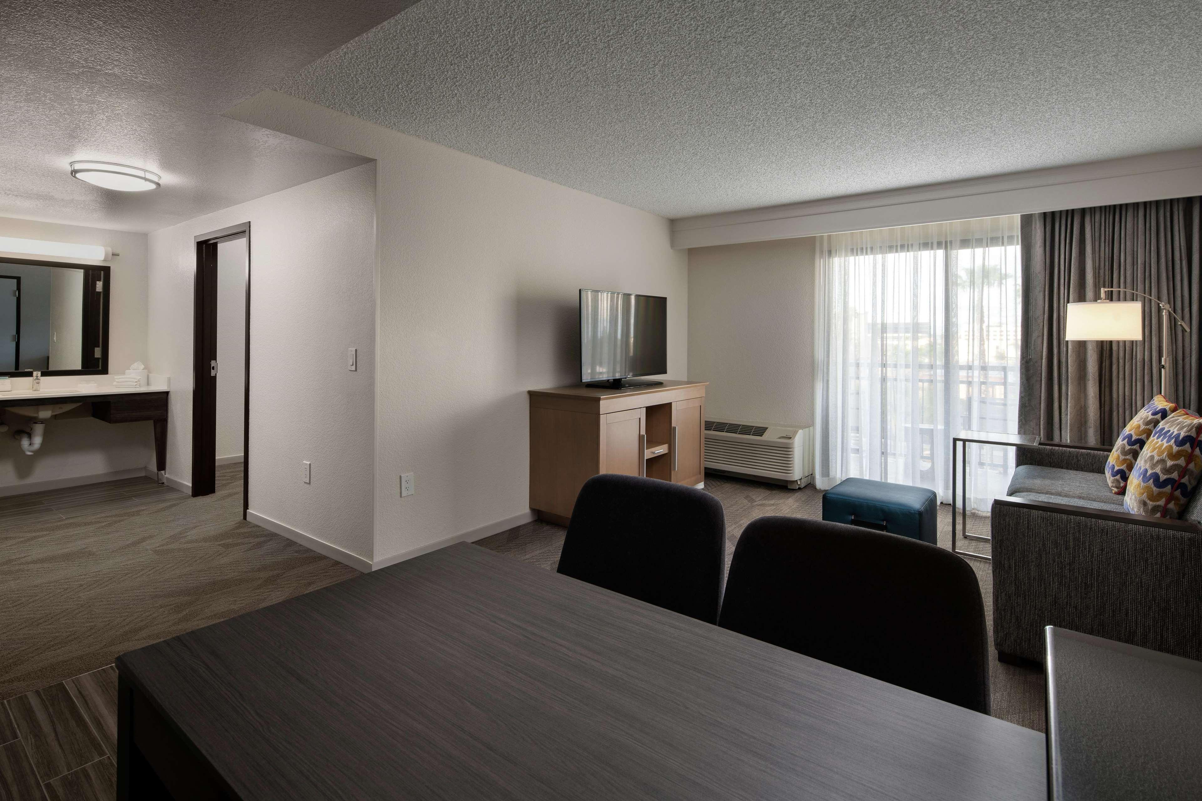Hampton Inn & Suites Anaheim Гардън Гроув Екстериор снимка
