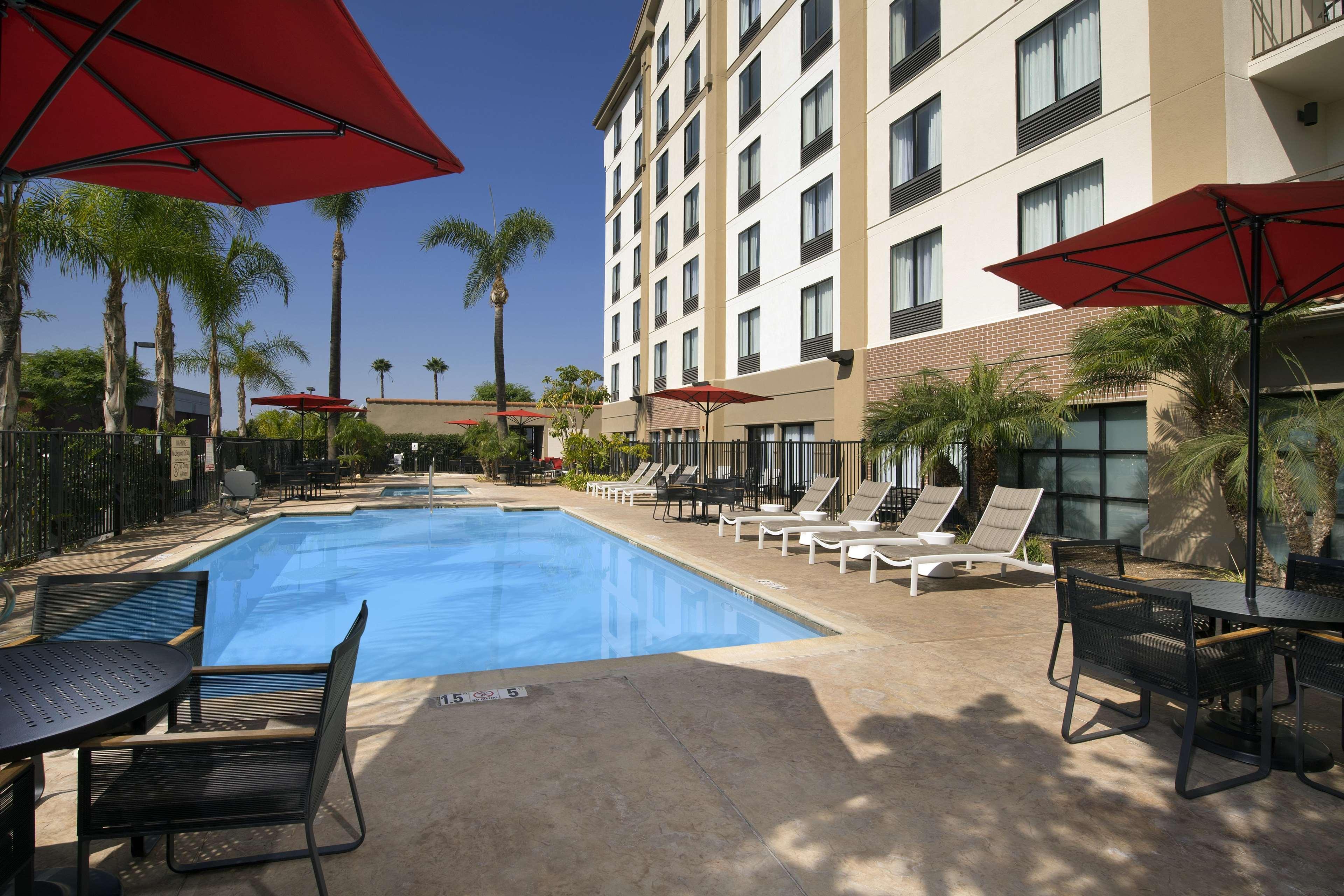 Hampton Inn & Suites Anaheim Гардън Гроув Екстериор снимка