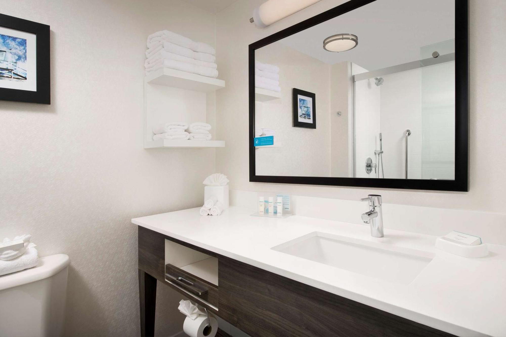 Hampton Inn & Suites Anaheim Гардън Гроув Екстериор снимка