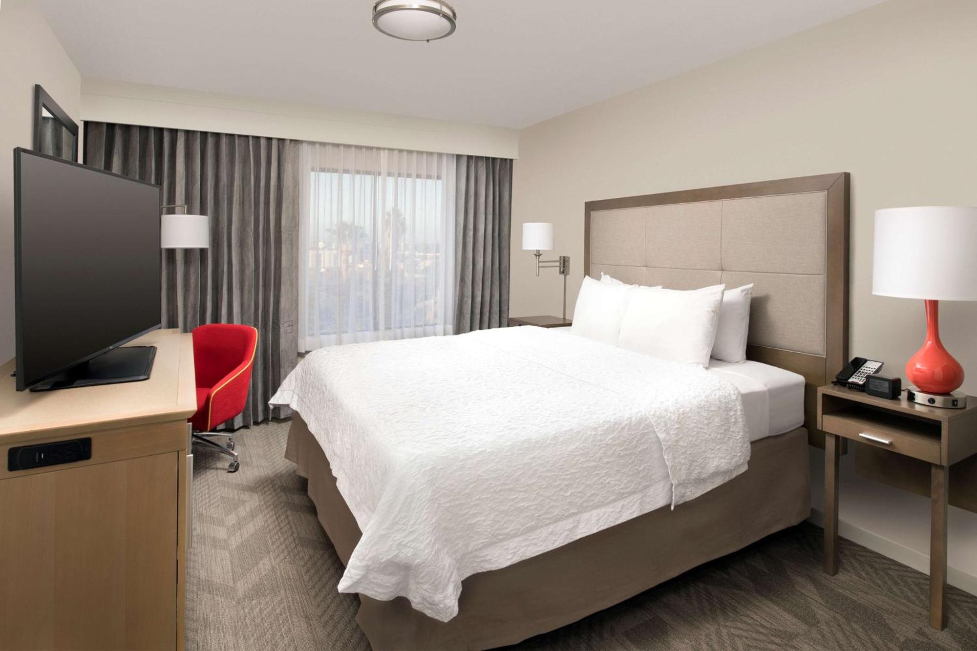 Hampton Inn & Suites Anaheim Гардън Гроув Екстериор снимка