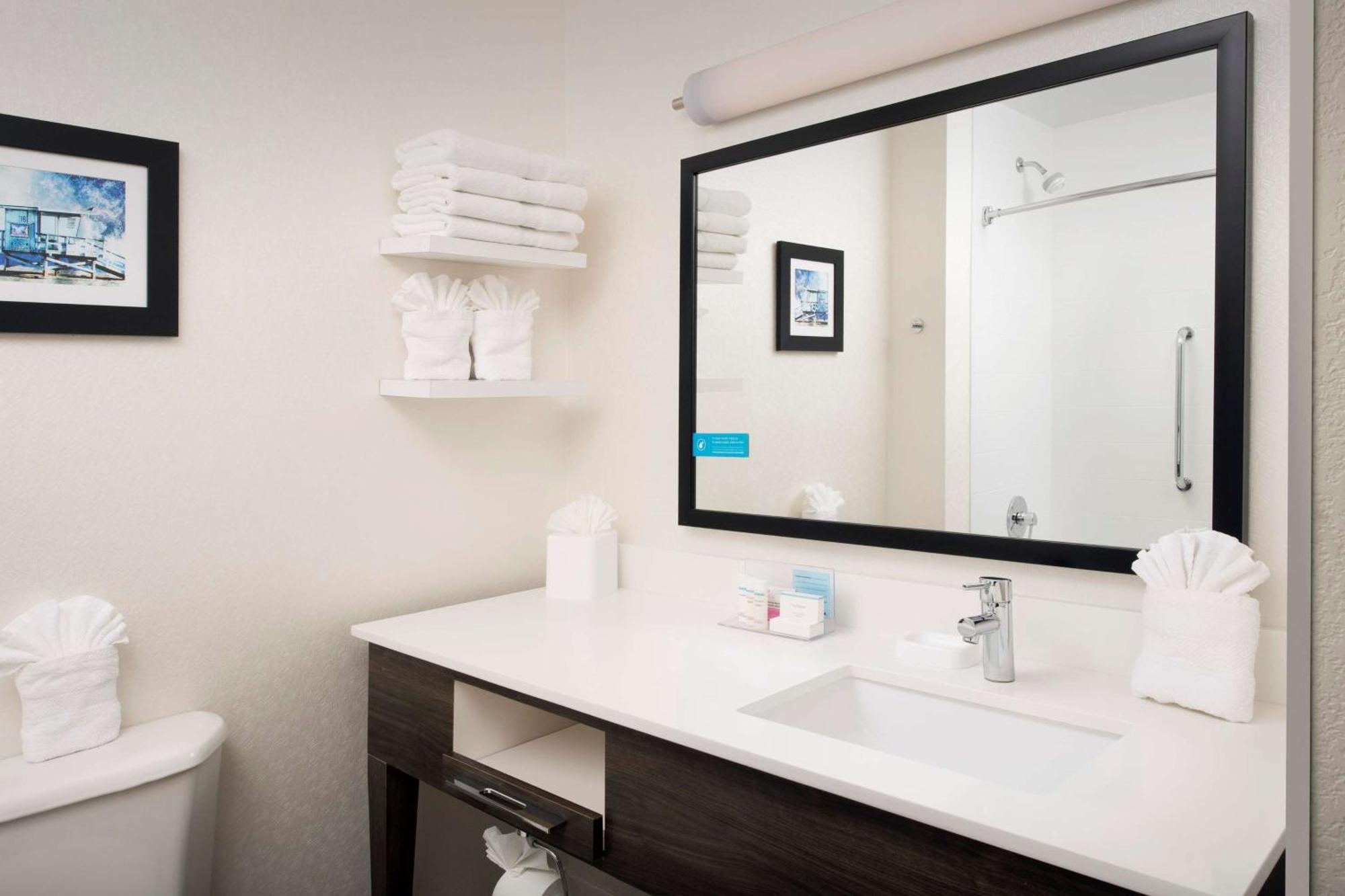 Hampton Inn & Suites Anaheim Гардън Гроув Екстериор снимка