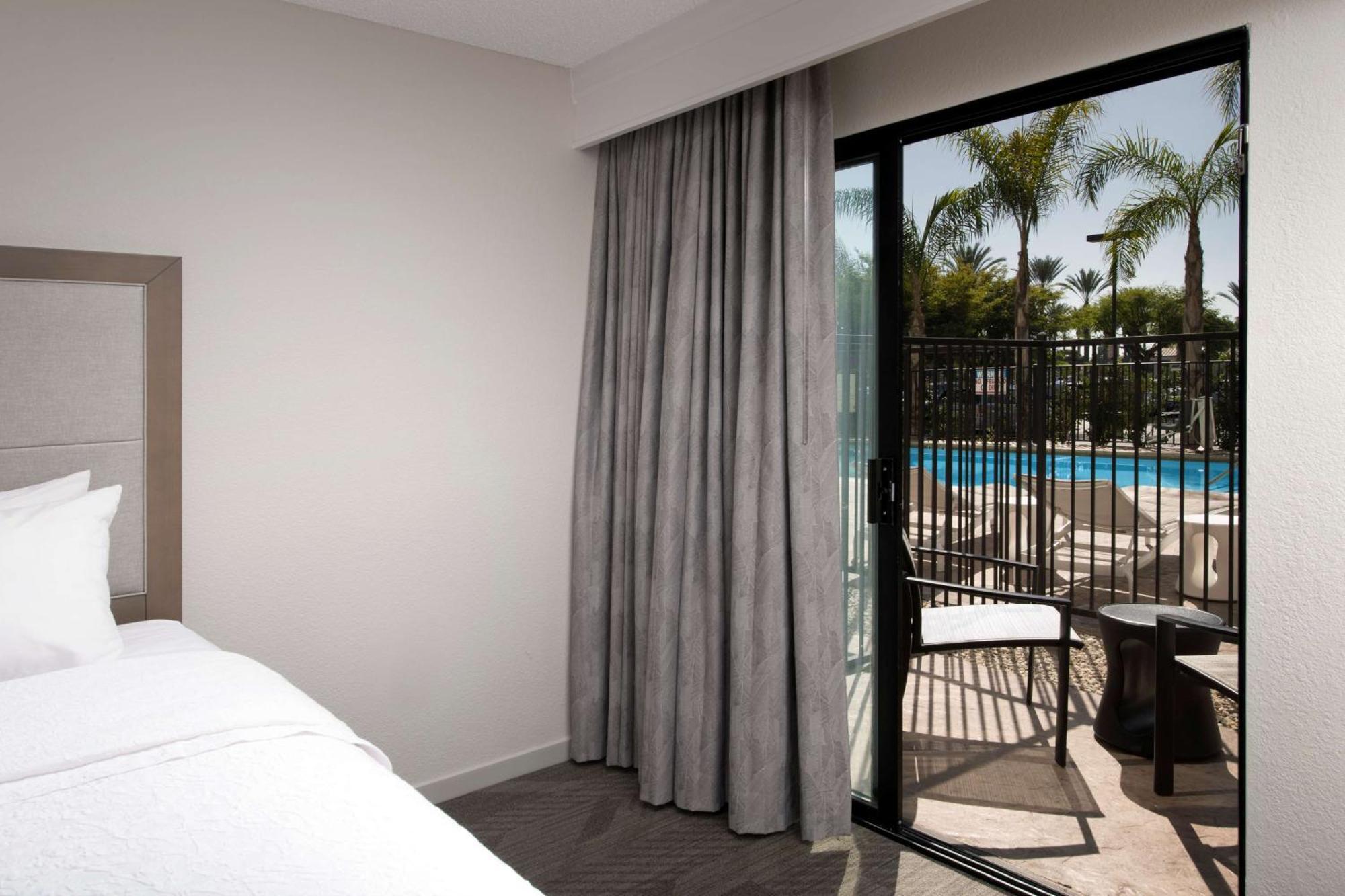 Hampton Inn & Suites Anaheim Гардън Гроув Екстериор снимка