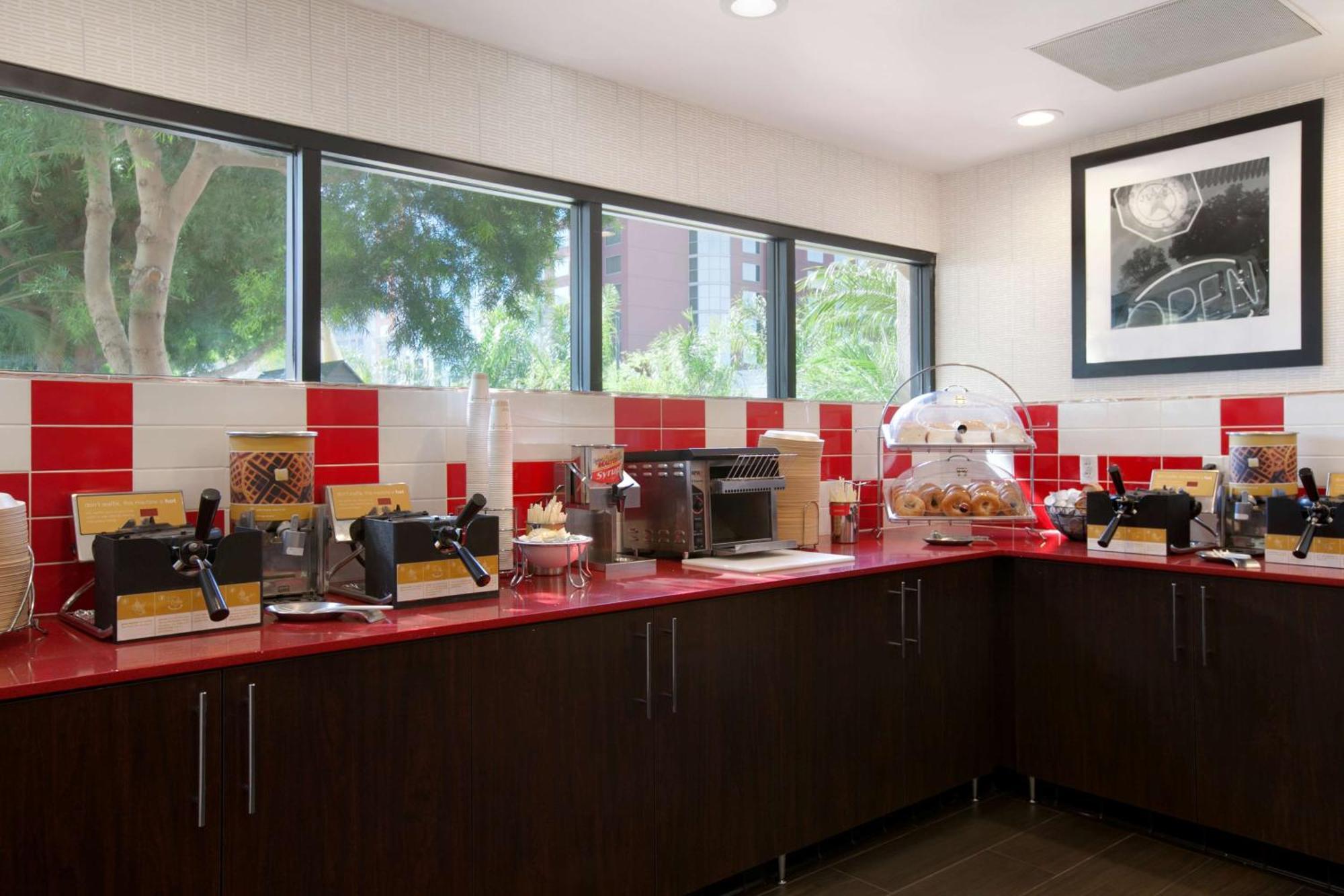 Hampton Inn & Suites Anaheim Гардън Гроув Екстериор снимка