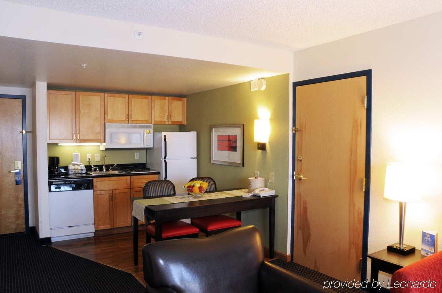Hampton Inn & Suites Anaheim Гардън Гроув Стая снимка