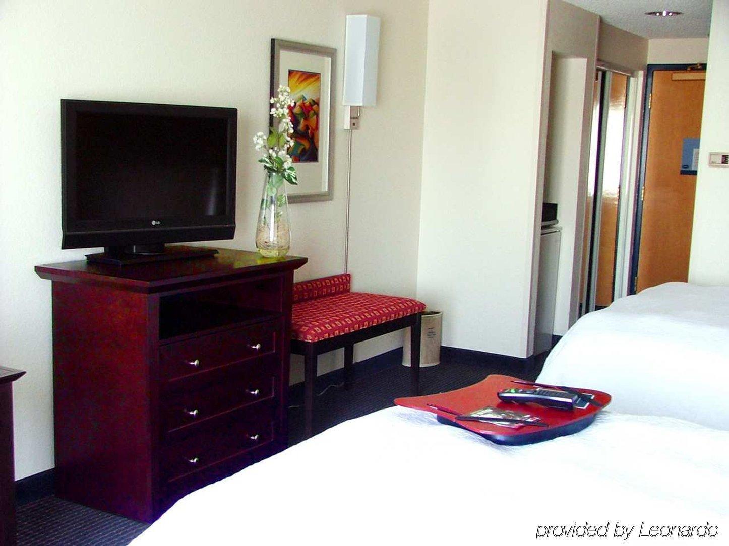 Hampton Inn & Suites Anaheim Гардън Гроув Стая снимка