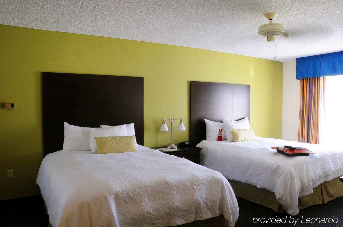 Hampton Inn & Suites Anaheim Гардън Гроув Стая снимка