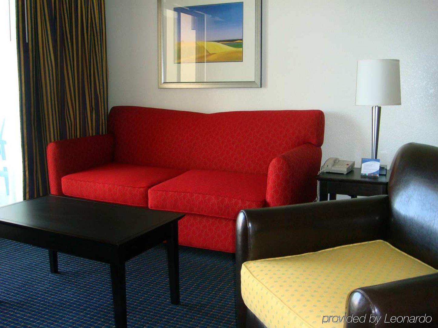 Hampton Inn & Suites Anaheim Гардън Гроув Стая снимка