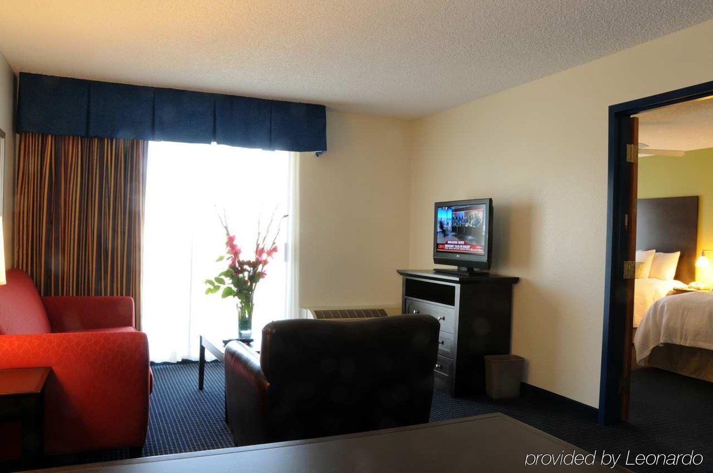 Hampton Inn & Suites Anaheim Гардън Гроув Стая снимка