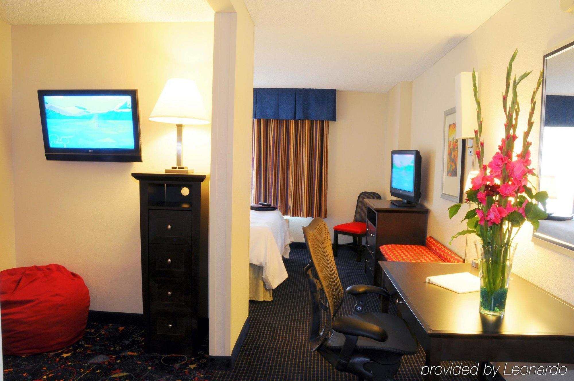 Hampton Inn & Suites Anaheim Гардън Гроув Стая снимка
