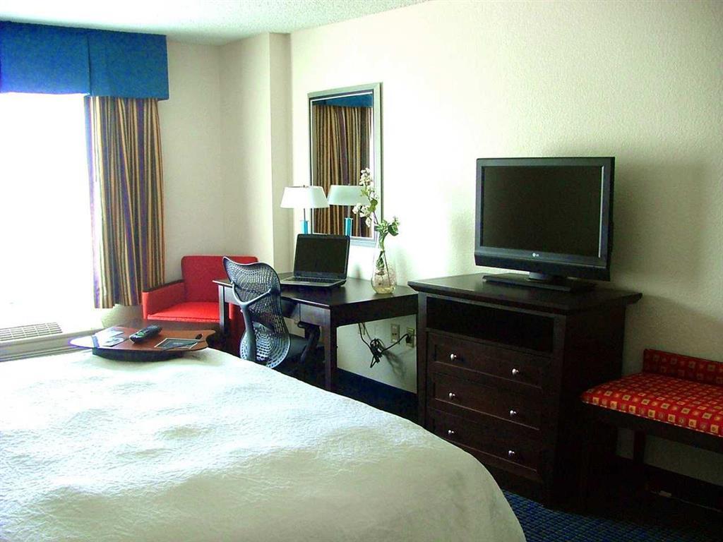 Hampton Inn & Suites Anaheim Гардън Гроув Стая снимка