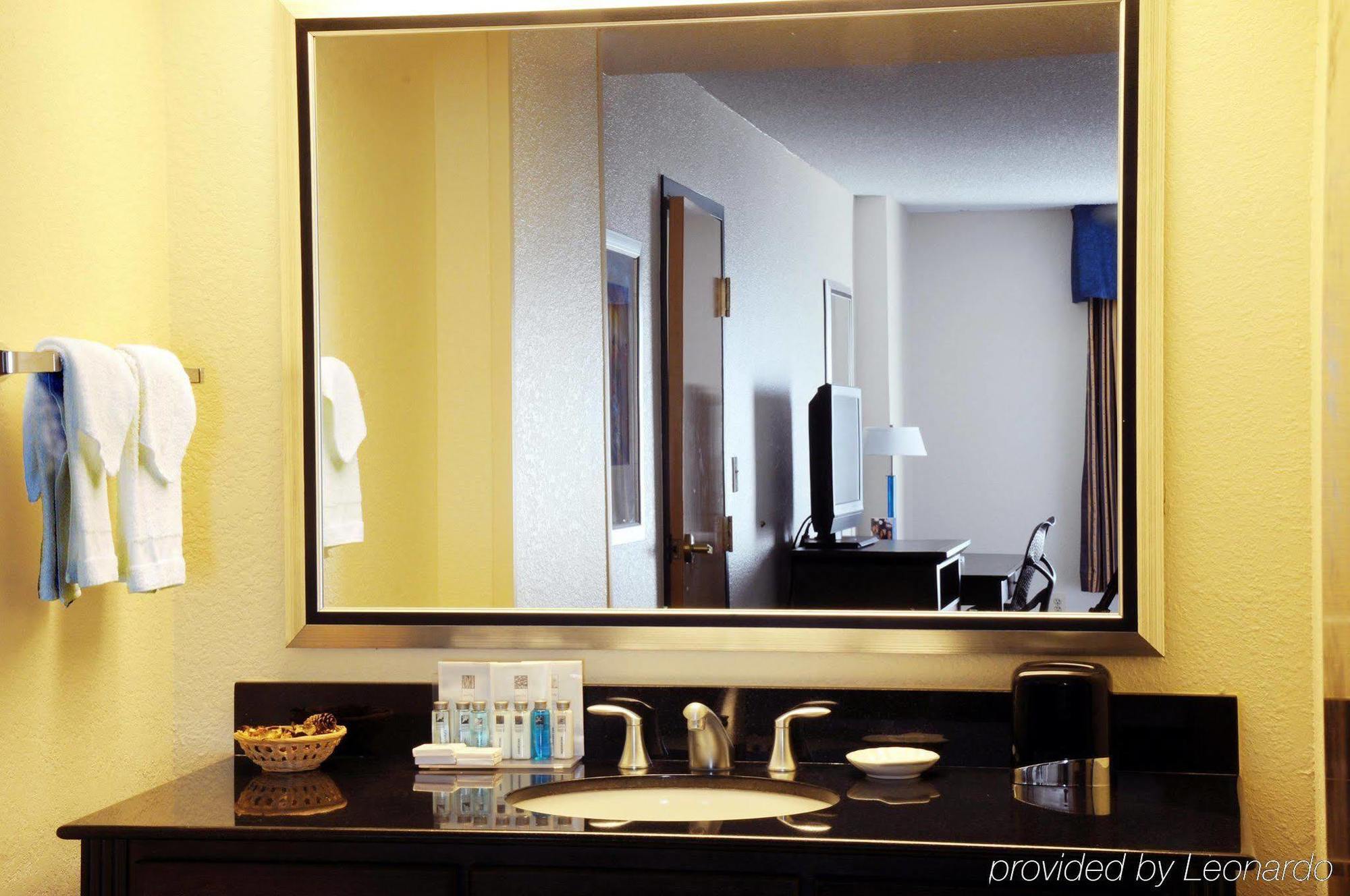 Hampton Inn & Suites Anaheim Гардън Гроув Стая снимка