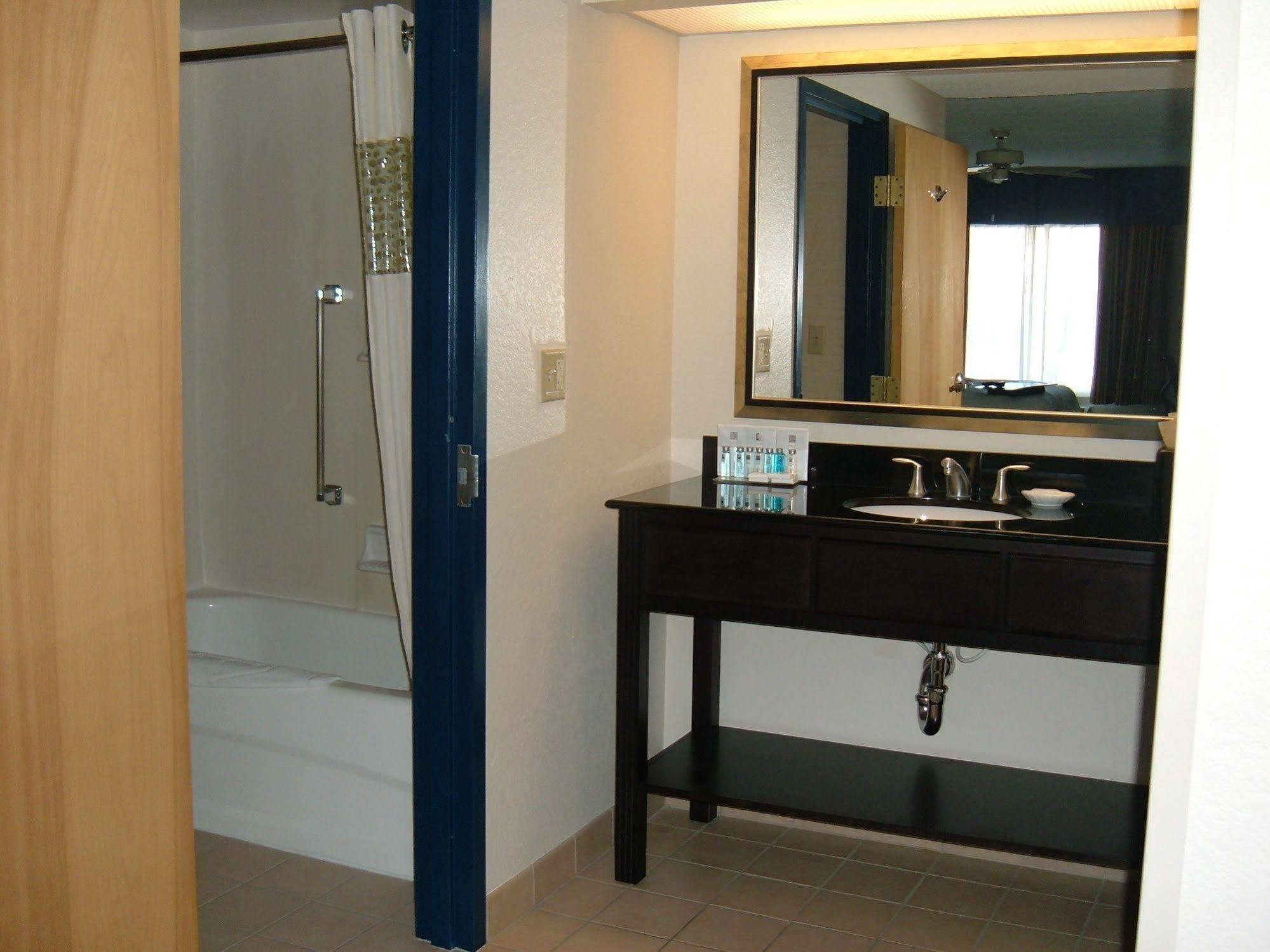 Hampton Inn & Suites Anaheim Гардън Гроув Екстериор снимка
